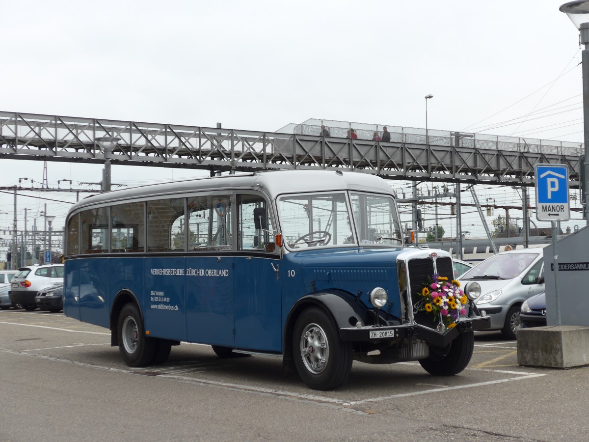 (166'185) - Murer, Jona - Nr. 10/ZH 20'815 - FBW/T�scher (ex VZO Gr�ningen Nr. 10; ex Richter, Z�rich; ex VZO Gr�ningen Nr. 10) am 10. Oktober 2015 beim Bahnhof Rapperswil