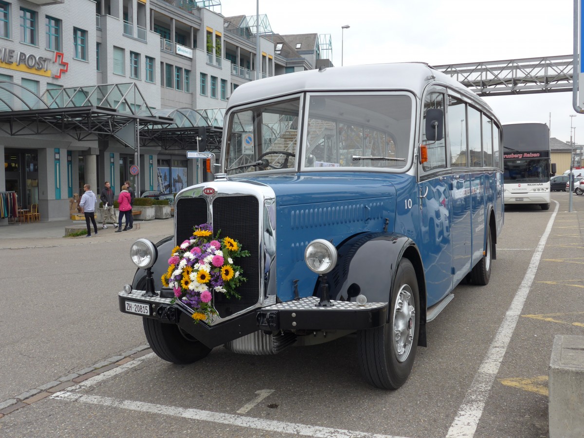 (166'192) - Murer, Jona - Nr. 10/ZH 20'815 - FBW/T�scher (ex VZO Gr�ningen Nr. 10; ex Richter, Z�rich; ex VZO Gr�ningen Nr. 10) am 10. Oktober 2015 beim Bahnhof Rapperswil