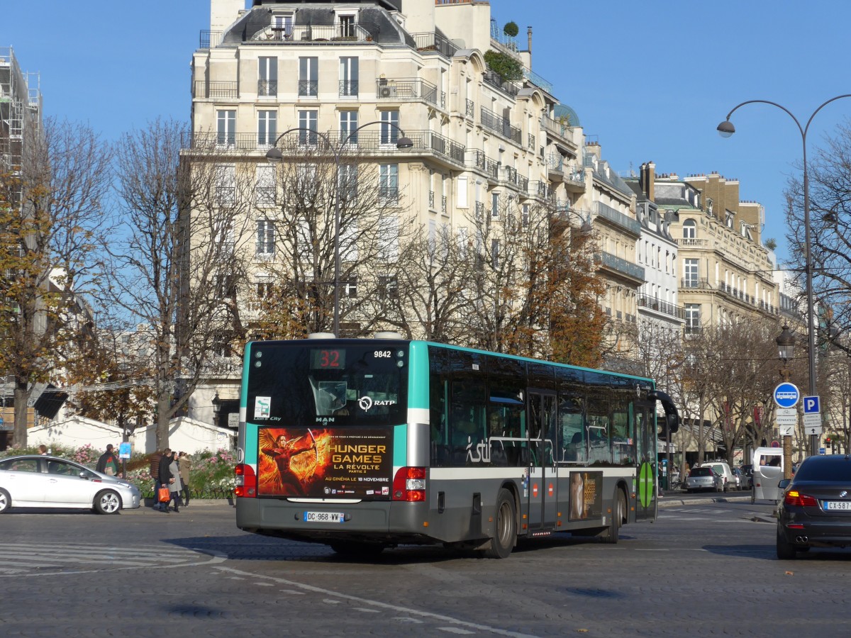 (166'659) - RATP Paris - Nr. 9842/DC 968 WW - MAN am 15. November 2015 in Paris, Champs-Elys�es