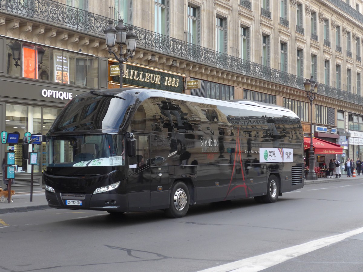 (166'894) - Standing, Paris - CD 752 QD - Neoplan am 16. November 2015 in Paris, Op�ra