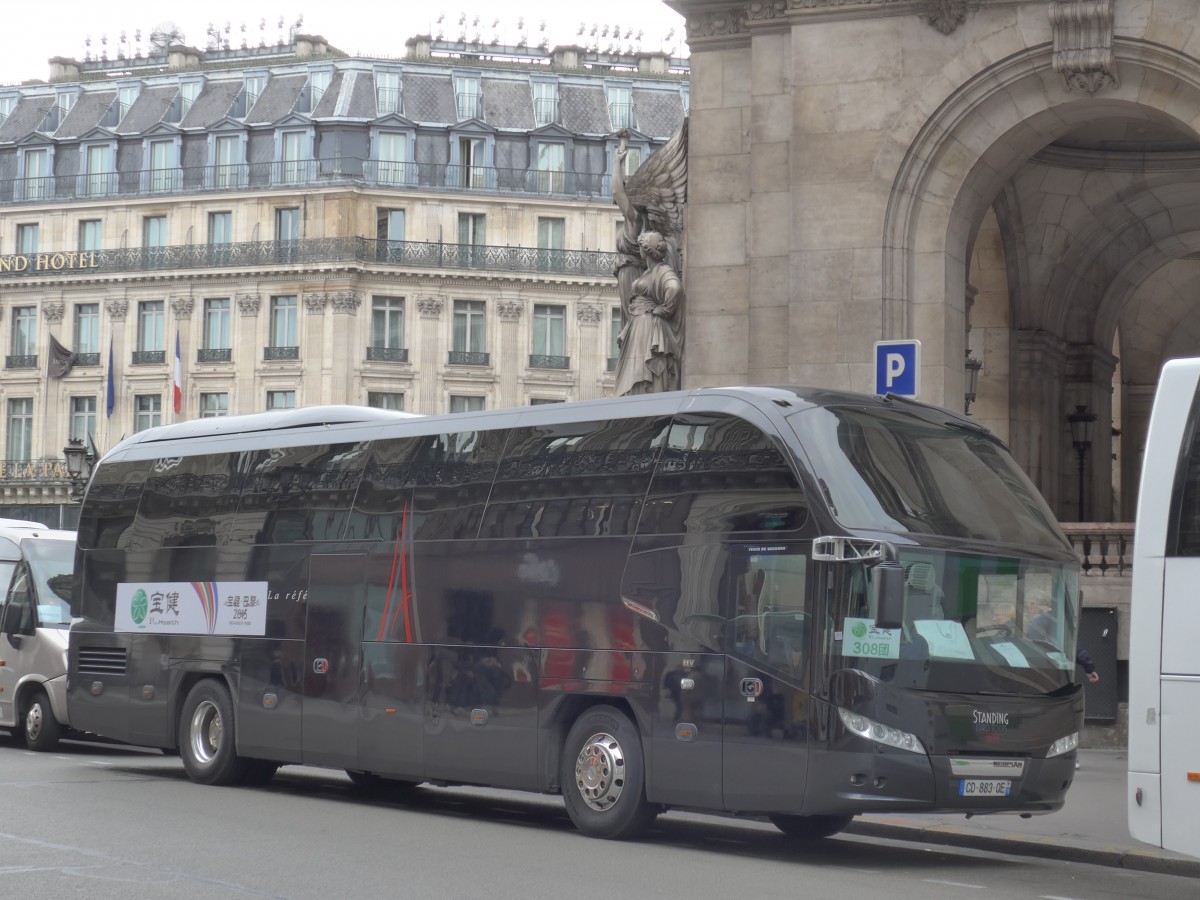 (166'948) - Standing, Paris - CD 883 QE - Neoplan am 16. November 2015 in Paris, Op�ra