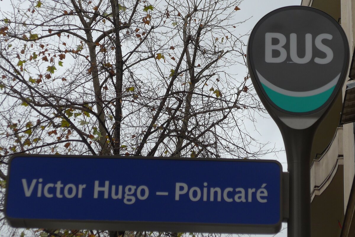 (167'155) - RATP-Haltestellenschild - Paris, Victor Hugo - Poincar� - am 17. November 2015