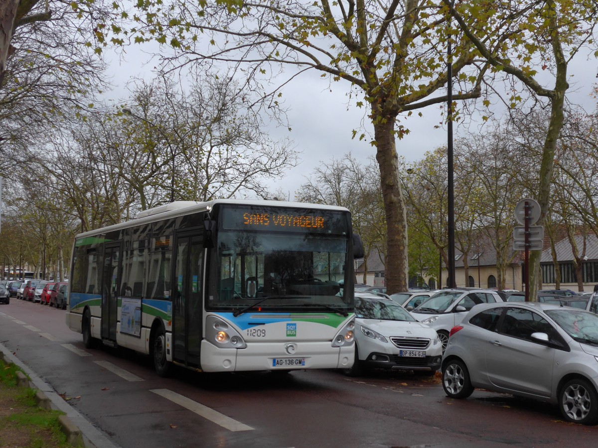 (167'235) - SQY BUS, Trappes - Nr. 11'209/AG 136 GM - Irisbus am 17. November 2015 in Versailles, Ch�teau