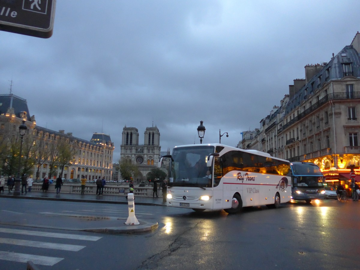 (167'243) - Aus Polen: Raf Trans, Warszawa - WN 8272E - Mercedes am 17. November 2015 in Paris, Notre Dame