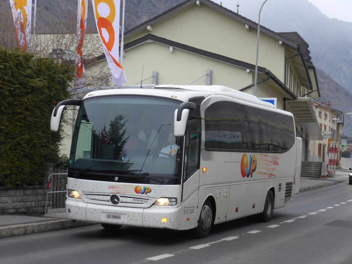 (167'565) - JP excursions, Gen�ve - GE 96'849 - Mercedes am 29. November 2015 in Leytron, Route de Saillon