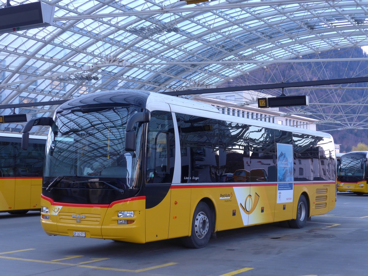 (167'598) - PostAuto Graub�nden - GR 162'977 - MAN am 5. Dezember 2015 in Chur, Postautostation