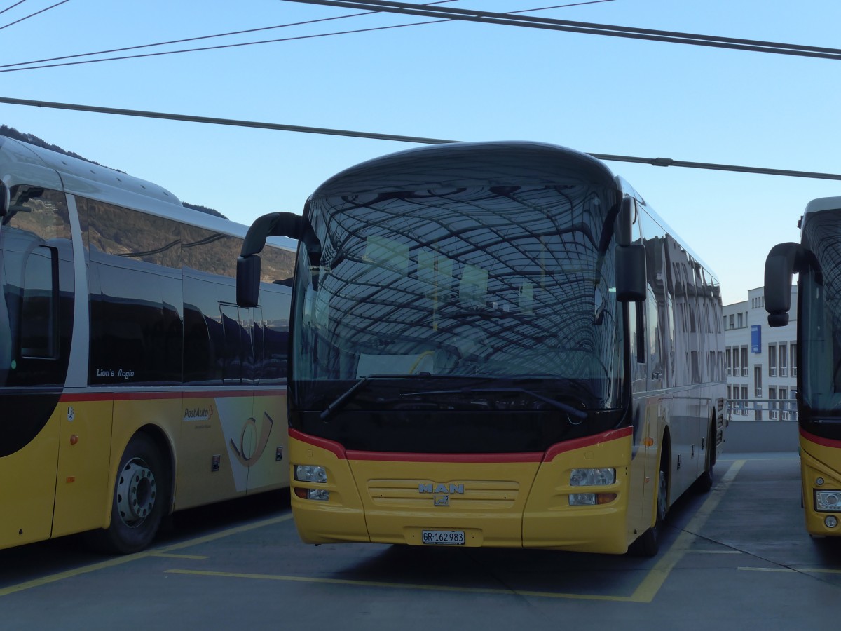 (167'601) - PostAuto Graub�nden - GR 162'983 - MAN am 5. Dezember 2015 in Chur, Postautostation