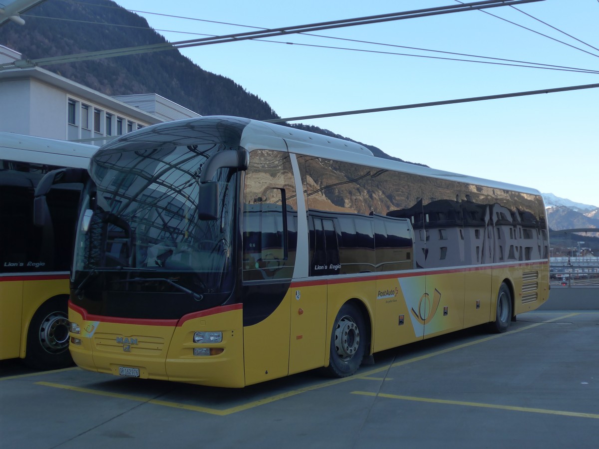 (167'605) - PostAuto Graub�nden - GR 162'976 - MAN am 5. Dezember 2015 in Chur, Postautostation