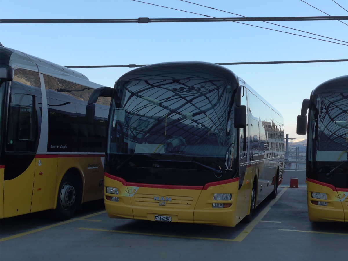 (167'606) - PostAuto Graub�nden - GR 162'981 - MAN am 5. Dezember 2015 in Chur, Postautostation