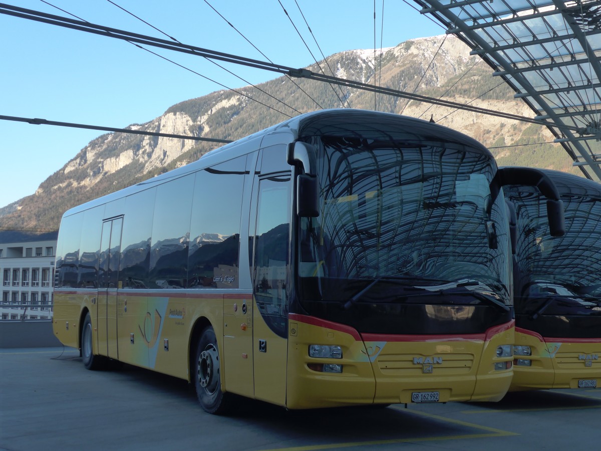 (167'607) - PostAuto Graub�nden - GR 162'992 - MAN am 5. Dezember 2015 in Chur, Postautostation