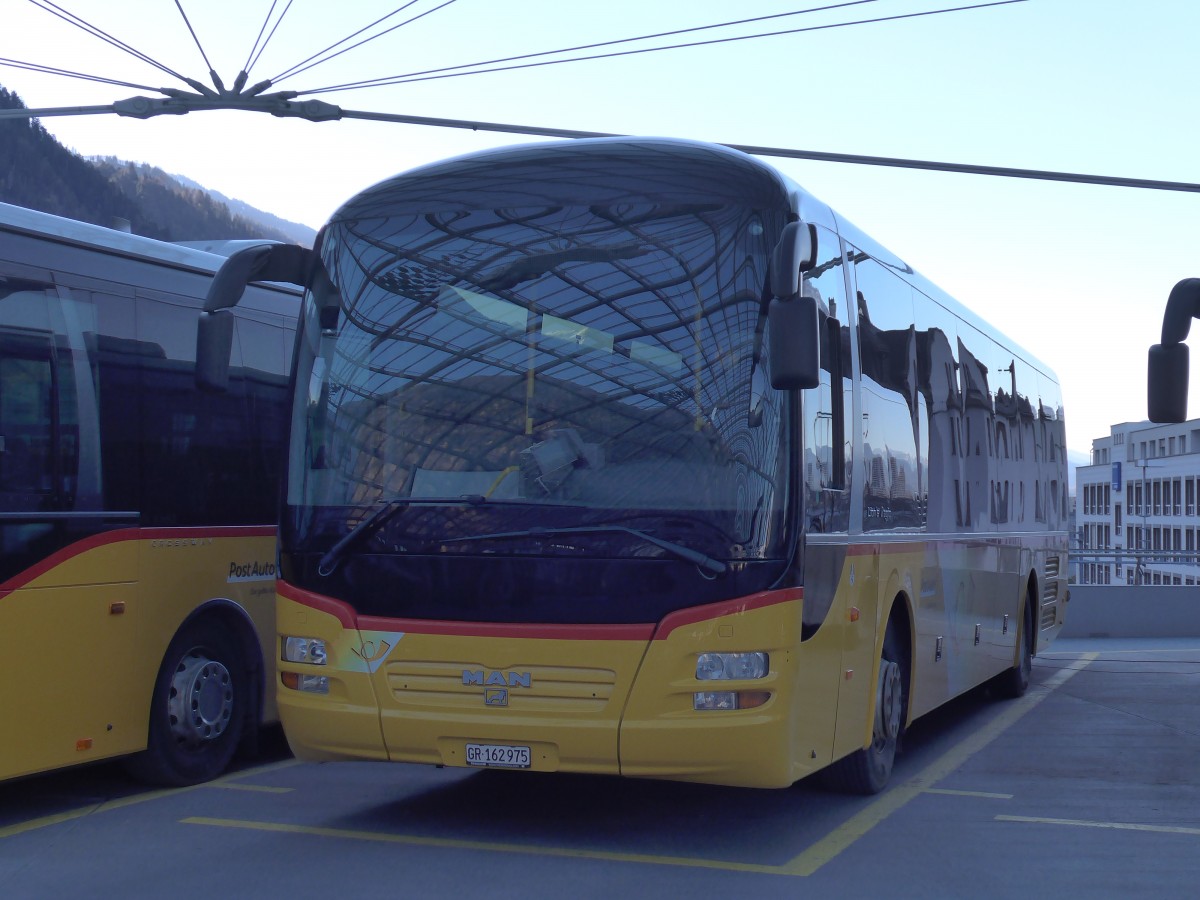 (167'666) - PostAuto Graub�nden - GR 162'975 - MAN am 5. Dezember 2015 in Chur, Postautostation