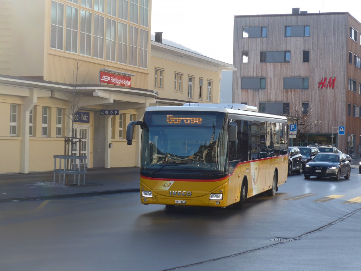 (167'817) - PostAuto Graub�nden - GR 170'438 - Iveco am 19. Dezember 2015 beim Bahnhof Davos Platz