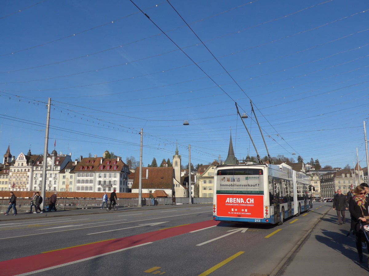 (167'913) - VBL Luzern - Nr. 213 - Hess/Hess Gelenktrolleybus am 25. Dezember 2015 in Luzern, Bahnhofbr�cke