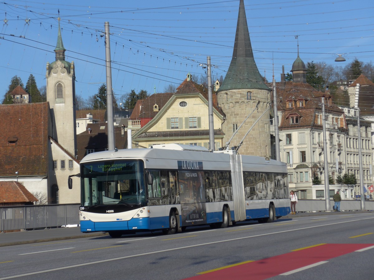 (167'915) - VBL Luzern - Nr. 226 - Hess/Hess Gelenktrolleybus am 25. Dezember 2015 in Luzern, Bahnhofbr�cke