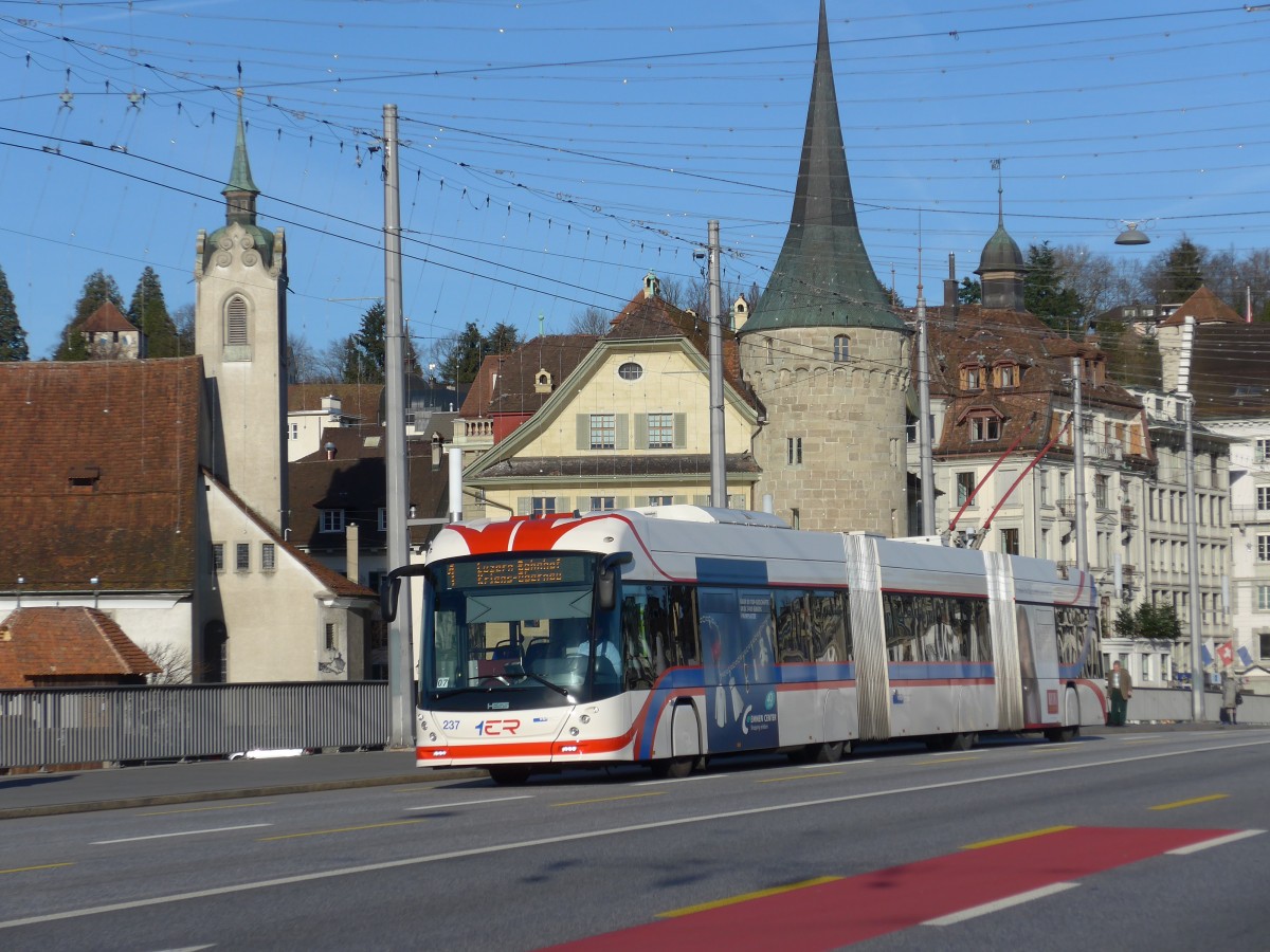 (167'917) - VBL Luzern - Nr. 237 - Hess/Hess Doppelgelenktrolleybus am 25. Dezember 2015 in Luzern, Bahnhofbr�cke