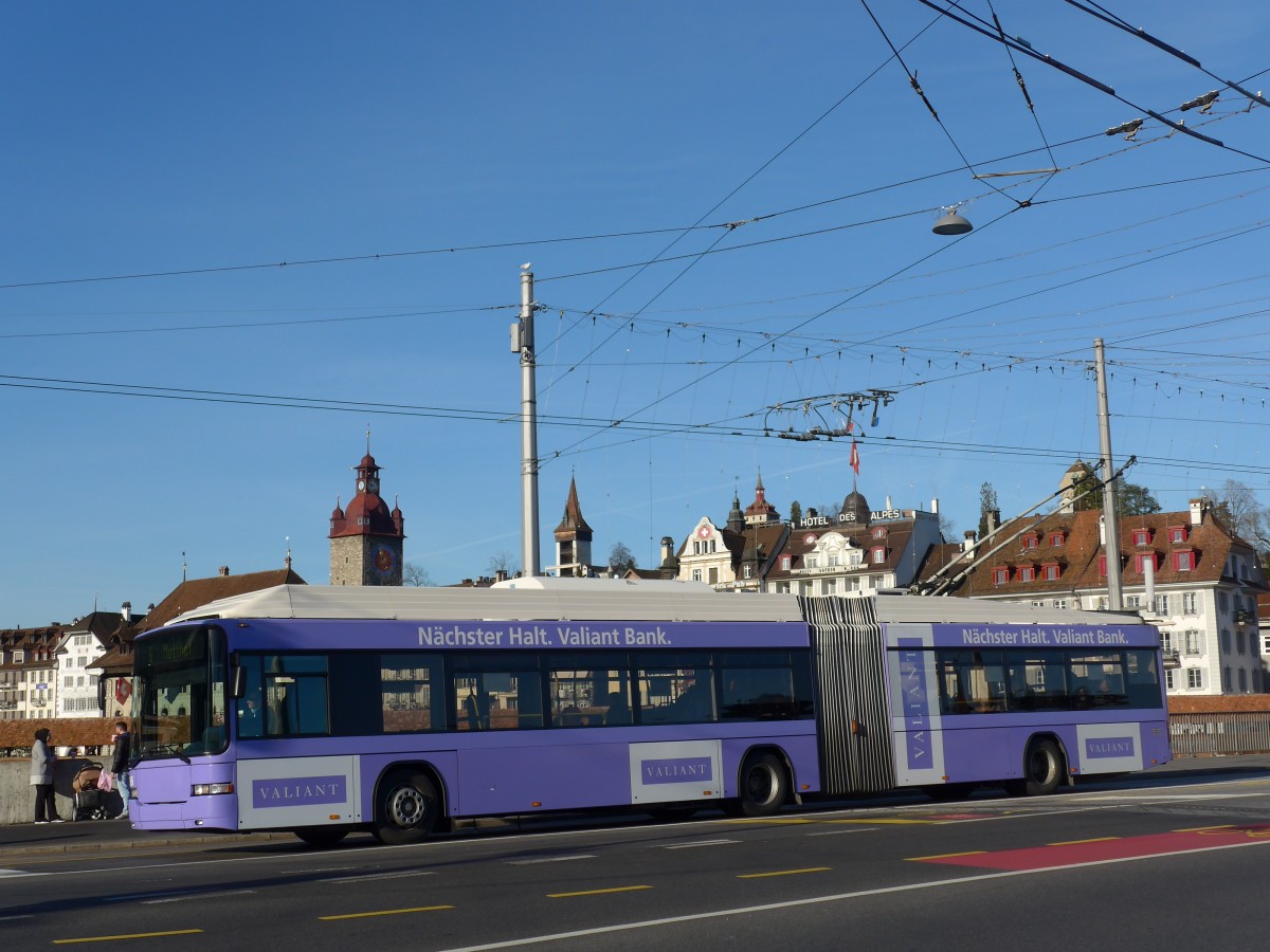 (167'919) - VBL Luzern - Nr. 206 - Hess/Hess Gelenktrolleybus am 25. Dezember 2015 in Luzern, Bahnhofbr�cke