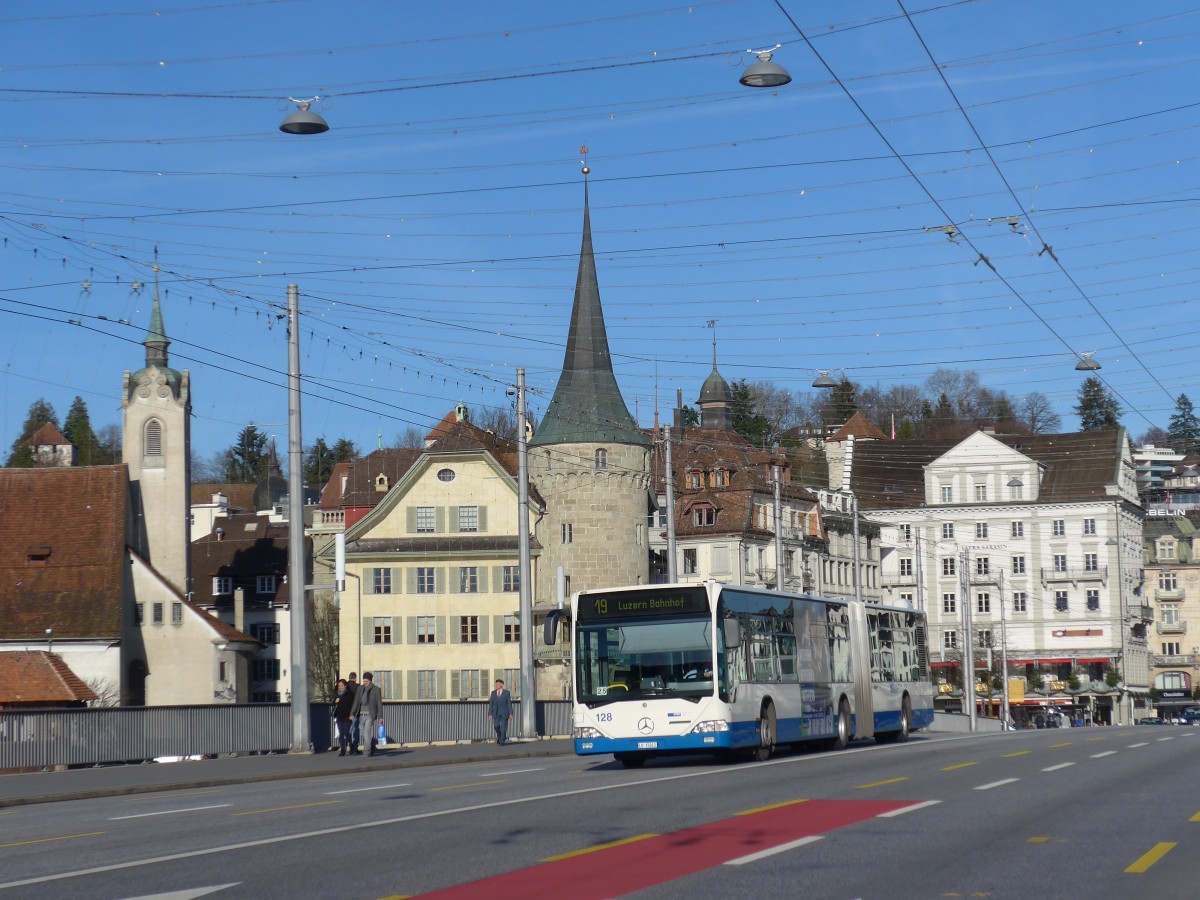(167'921) - VBL Luzern - Nr. 128/LU 15'013 - Mercedes am 25. Dezember 2015 in Luzern, Bahnhofbr�cke