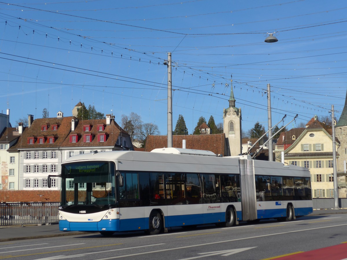 (167'923) - VBL Luzern - Nr. 212 - Hess/Hess Gelenktrolleybus am 25. Dezember 2015 in Luzern, Bahnhofbr�cke