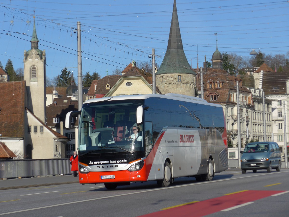 (167'924) - Aus der Slowakei: Blaguss, Bratislava - BL-976JE - Setra am 25. Dezember 2015 in Luzern, Bahnhofbr�cke