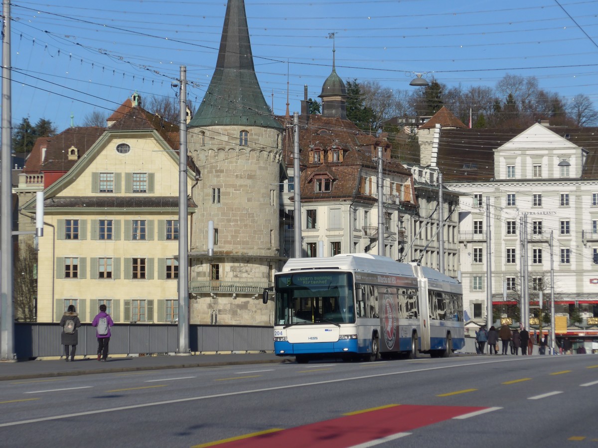 (167'925) - VBL Luzern - Nr. 204 - Hess/Hess Gelenktrolleybus am 25. Dezember 2015 in Luzern, Bahnhofbr�cke