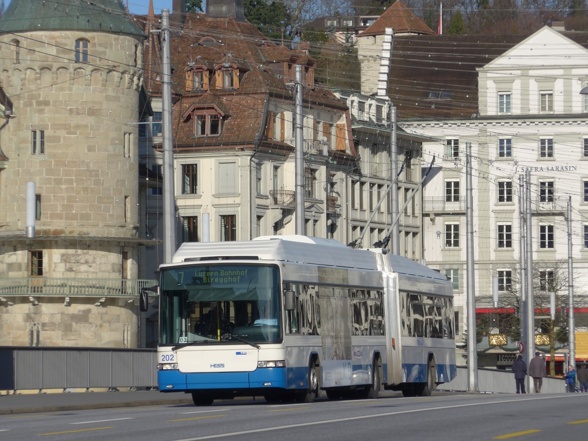 (167'928) - VBL Luzern - Nr. 202 - Hess/Hess Gelenktrolleybus am 25. Dezember 2015 in Luzern, Bahnhofbr�cke