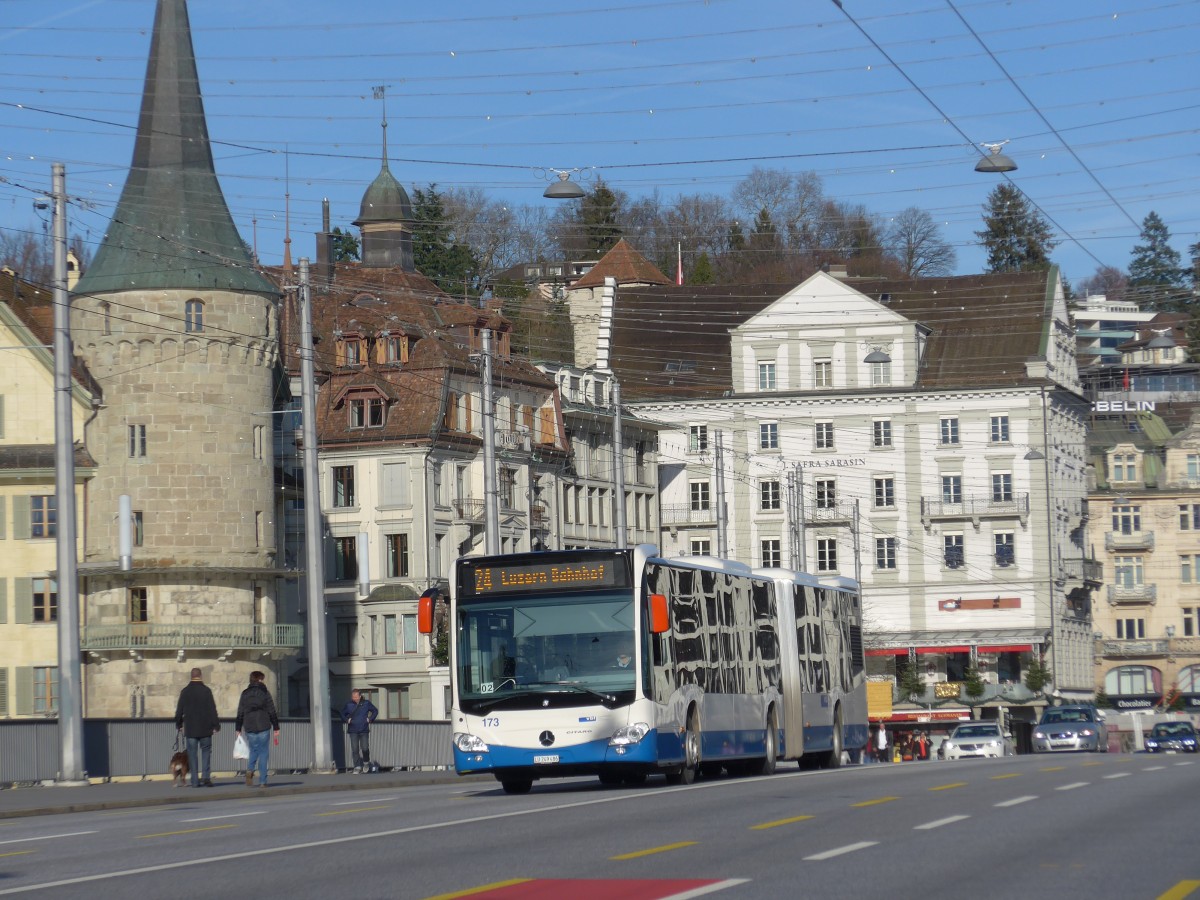(167'929) - VBL Luzern - Nr. 173/LU 249'486 - Mercedes am 25. Dezember 2015 in Luzern, Bahnhofbr�cke
