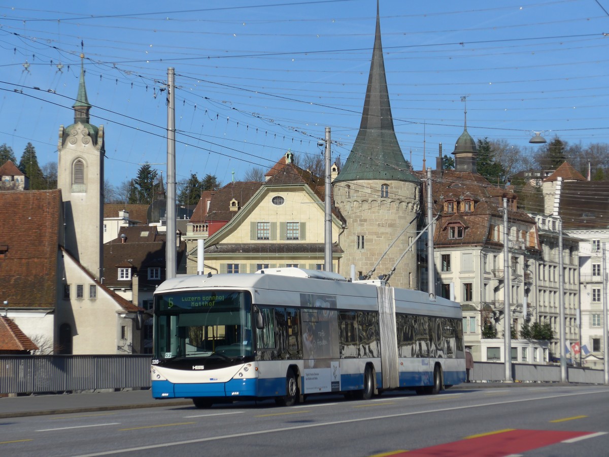 (167'932) - VBL Luzern - Nr. 220 - Hess/Hess Gelenktrolleybus am 25. Dezember 2015 in Luzern, Bahnhofbr�cke