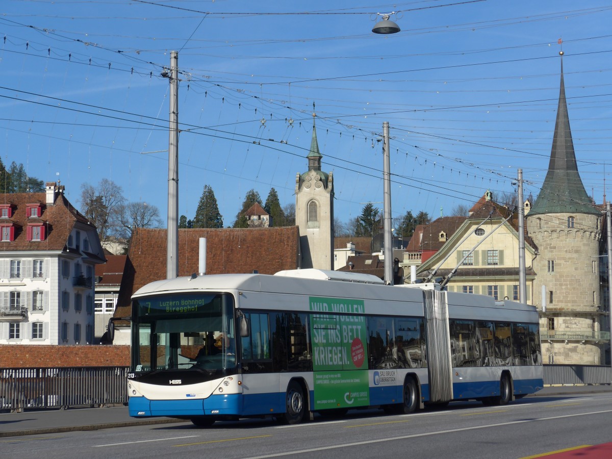 (167'936) - VBL Luzern - Nr. 213 - Hess/Hess Gelenktrolleybus am 25. Dezember 2015 in Luzern, Bahnhofbr�cke
