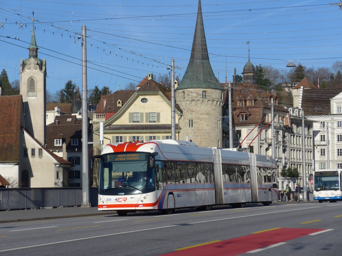 (167'938) - VBL Luzern - Nr. 234 - Hess/Hess Doppelgelenktrolleybus am 25. Dezember 2015 in Luzern, Bahnhofbr�cke