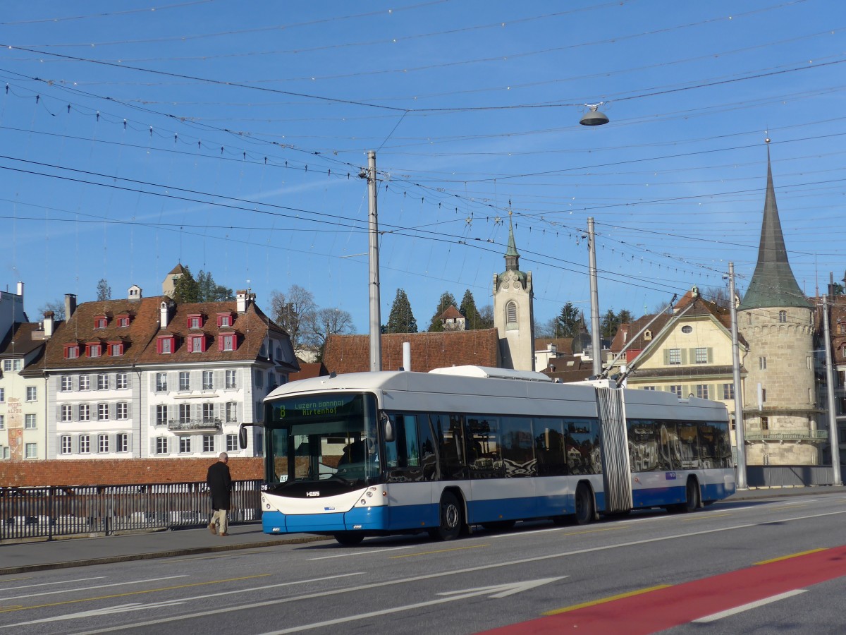 (167'939) - VBL Luzern - Nr. 216 - Hess/Hess Gelenktrolleybus am 25. Dezember 2015 in Luzern, Bahnhofbr�cke