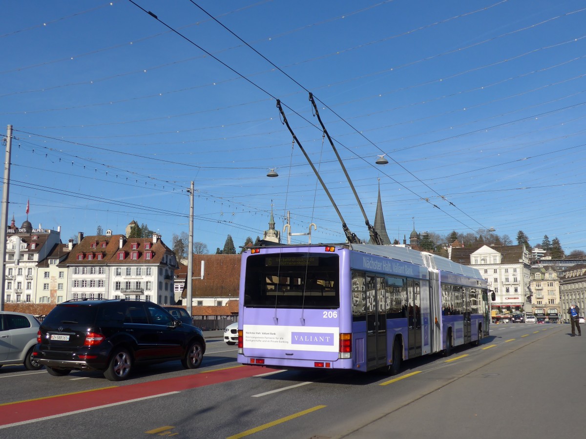 (167'940) - VBL Luzern - Nr. 206 - Hess/Hess Gelenktrolleybus am 25. Dezember 2015 in Luzern, Bahnhofbr�cke