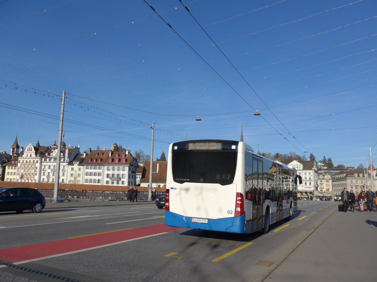 (167'941) - VBL Luzern - Nr. 82/LU 250'372 - Mercedes am 25. Dezember 2015 in Luzern, Bahnhofbr�cke