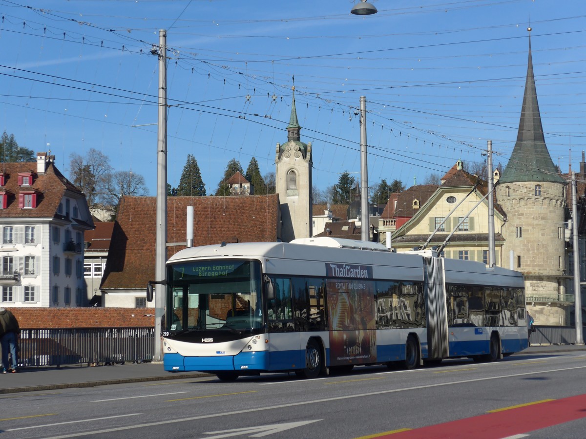 (167'942) - VBL Luzern - Nr. 219 - Hess/Hess Gelenktrolleybus am 25. Dezember 2015 in Luzern, Bahnhofbr�cke