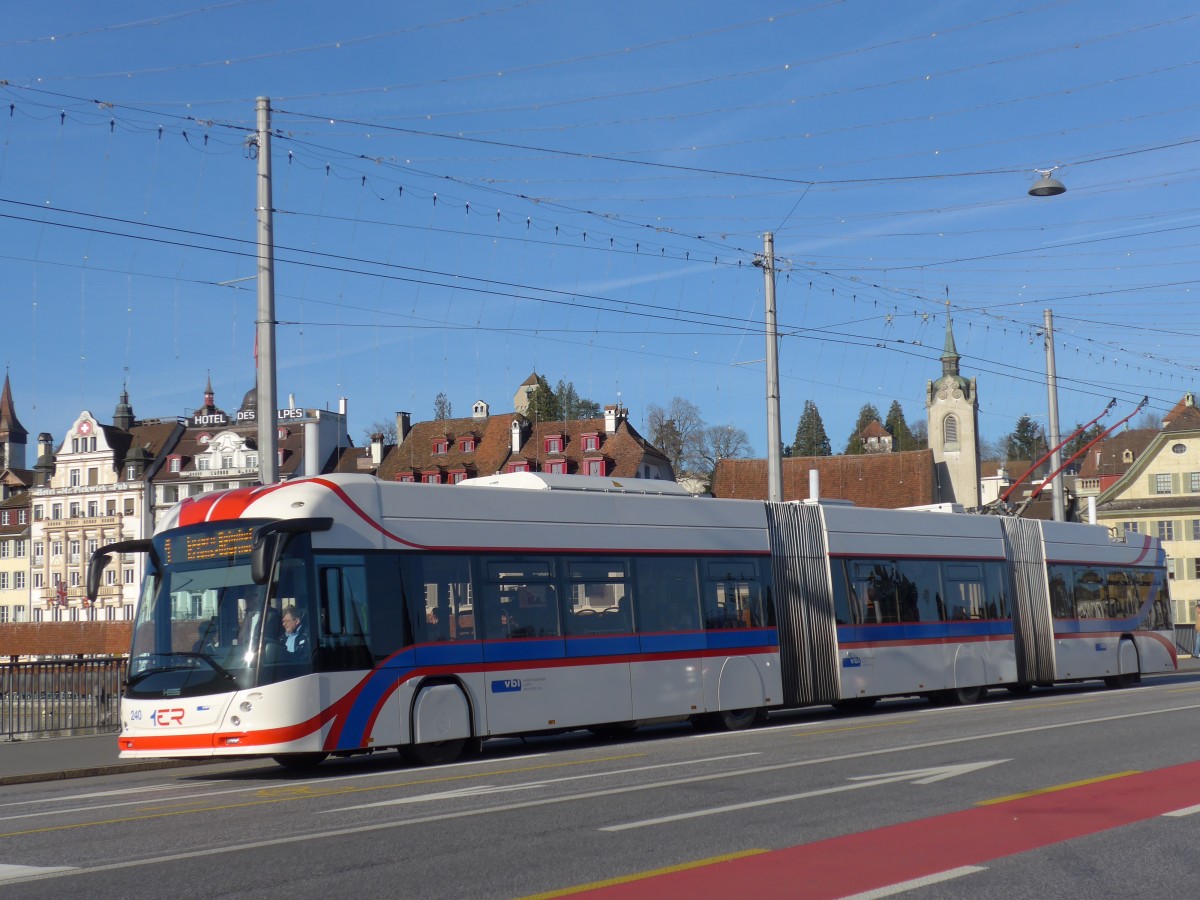 (167'943) - VBL Luzern - Nr. 240 - Hess/Hess Doppelgelenktrolleybus am 25. Dezember 2015 in Luzern, Bahnhofbr�cke
