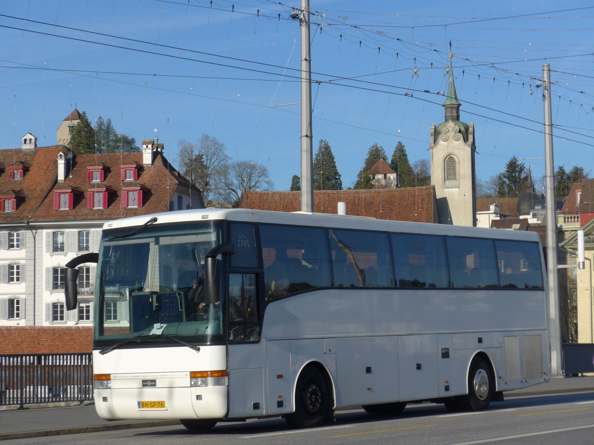 (167'947) - Aus Holland: ??? - BH-GF-76 - Van Hool am 25. Dezember 2015 in Luzern, Bahnhofbr�cke
