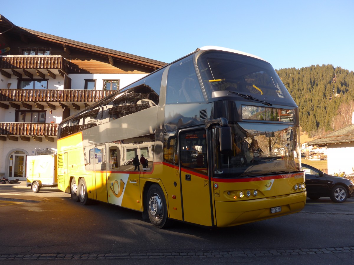 (167'988) - PostAuto Graub�nden - GR 162'999 - Neoplan am 26. Dezember 2015 in Laax, Post