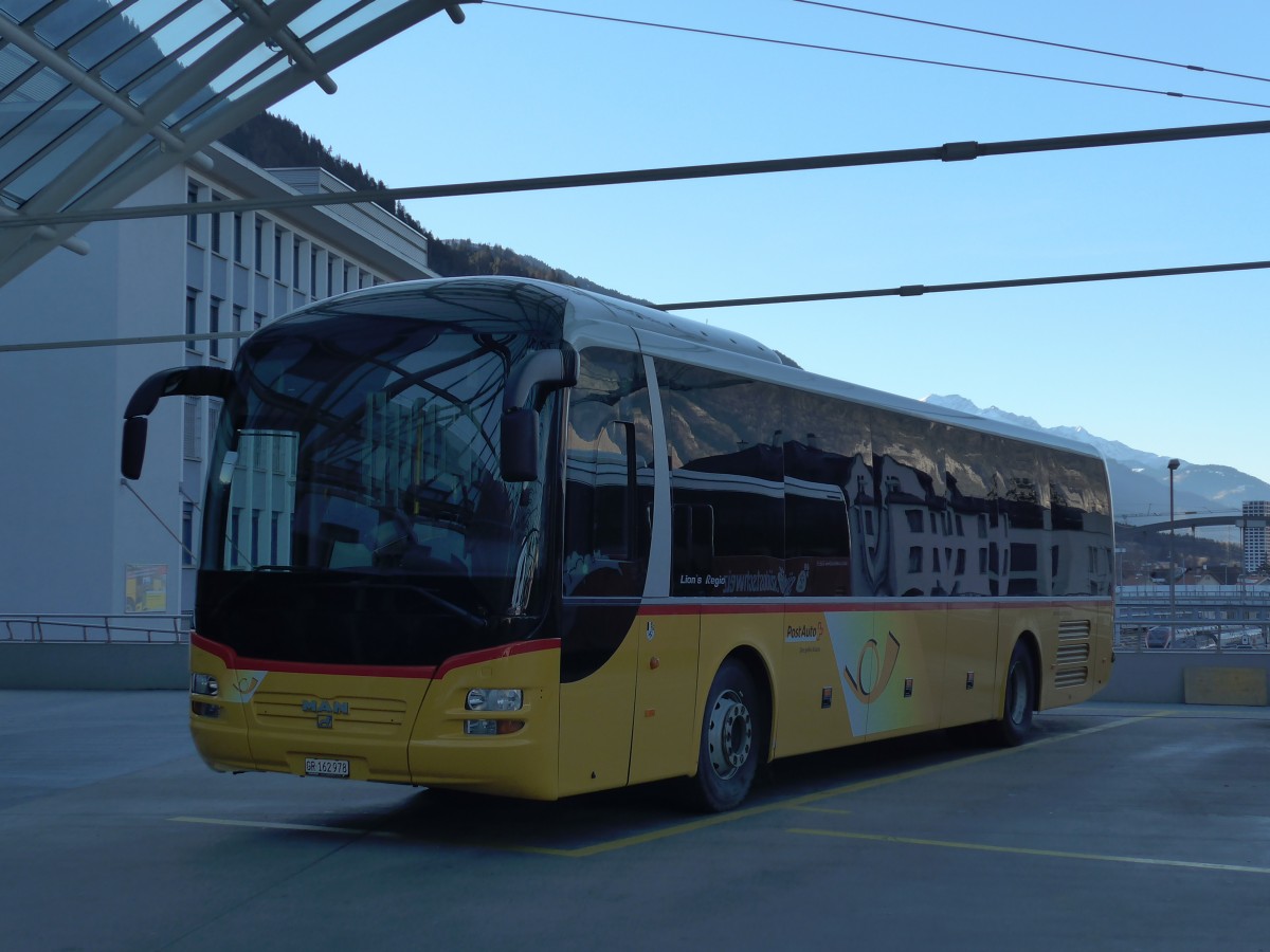 (168'003) - PostAuto Graub�nden - GR 162'978 - MAN am 26. Dezember 2015 in Chur, Postautostation