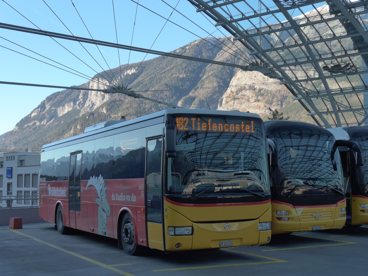 (168'004) - PostAuto Graub�nden - GR 162'972 - Irisbus am 26. Dezember 2015 in Chur, Postautostation