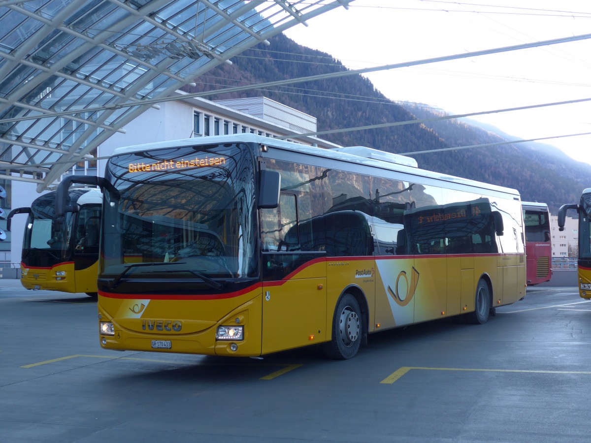 (168'020) - PostAuto Graub�nden - GR 170'433 - Iveco am 26. Dezember 2015 in Chur, Postautostation