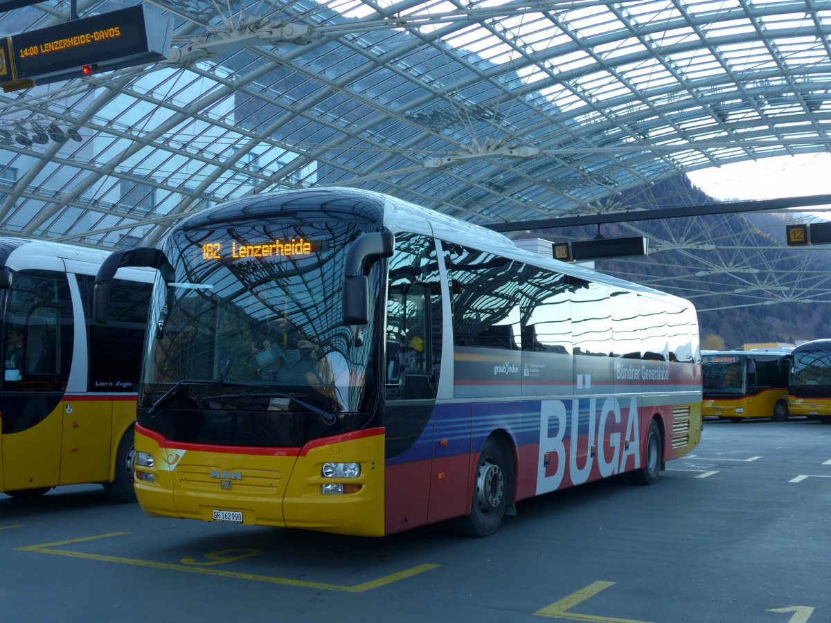 (168'022) - PostAuto Graub�nden - GR 162'990 - MAN am 26. Dezember 2015 in Chur, Postautostation