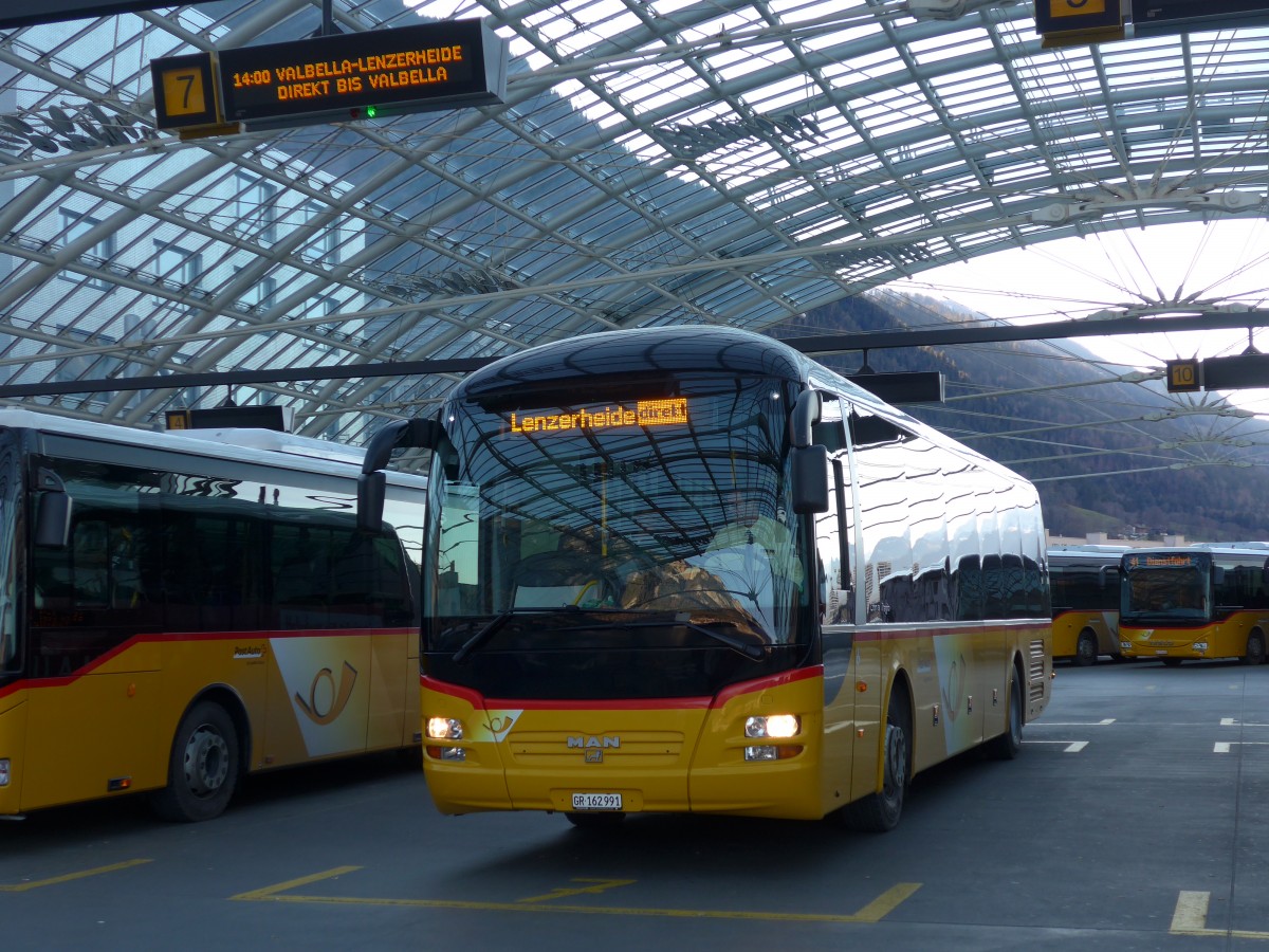 (168'024) - PostAuto Graub�nden - GR 162'991 - MAN am 26. Dezember 2015 in Chur, Postautostation