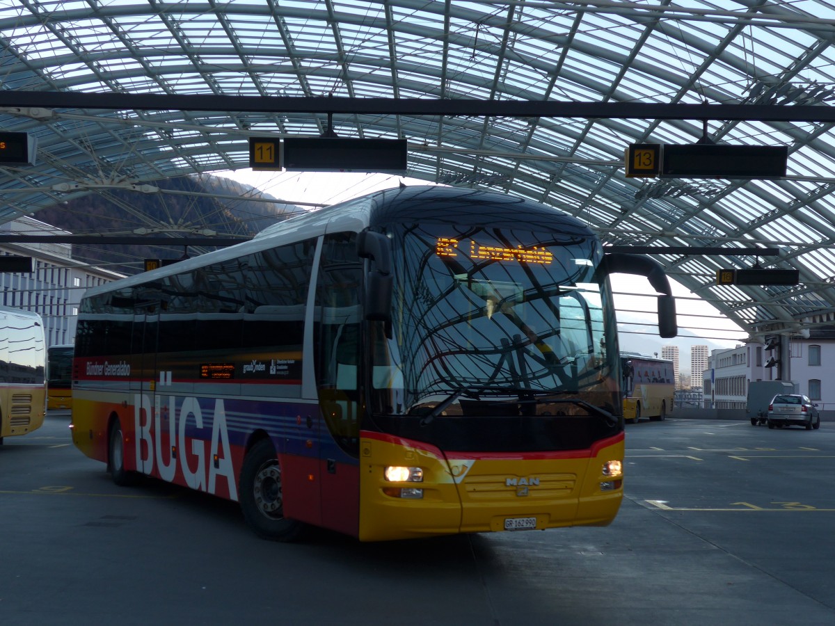 (168'025) - PostAuto Graub�nden - GR 162'990 - MAN am 26. Dezember 2015 in Chur, Postautostation