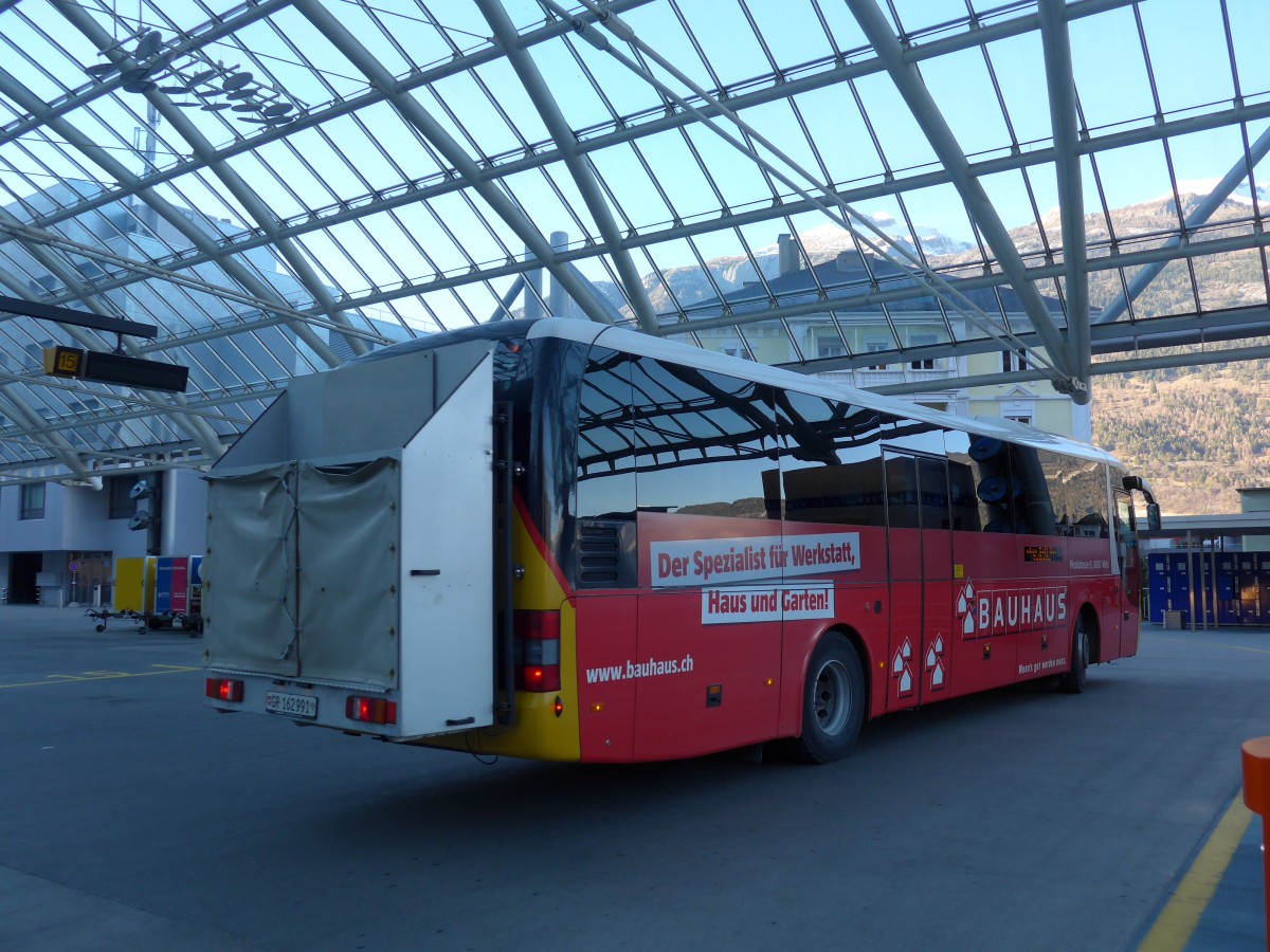 (168'026) - PostAuto Graub�nden - GR 162'991 - MAN am 26. Dezember 2015 in Chur, Postautostation