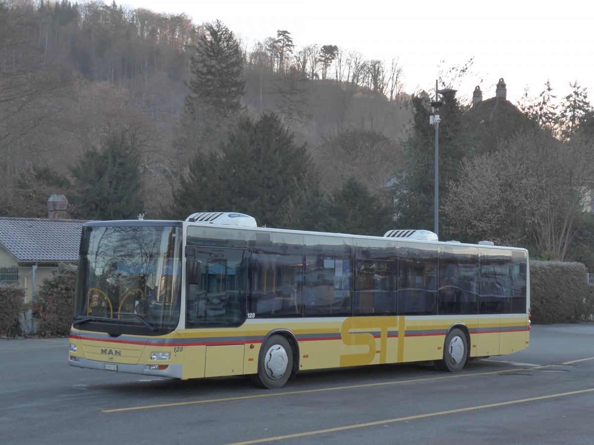 (168'045) - STI Thun - Nr. 128/BE 800'128 - MAN am 27. Dezember 2015 bei der Schiffl�ndte Thun