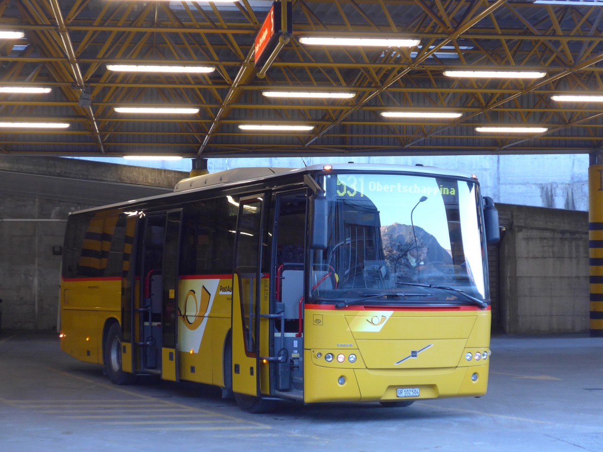 (168'054) - PostAuto Graub�nden - GR 102'504 - Volvo am 29. Dezember 2015 in Thusis, Postautostation