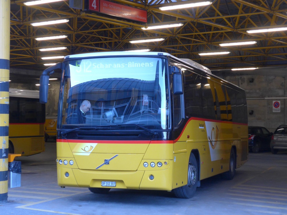 (168'057) - PostAuto Graub�nden - GR 102'307 - Volvo am 29. Dezember 2015 in Thusis, Postautostation