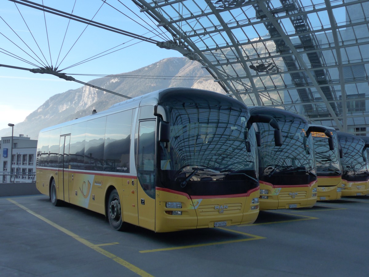 (168'086) - PostAuto Graub�nden - GR 162'976 - MAN am 29. Dezember 2015 in Chur, Postautostation