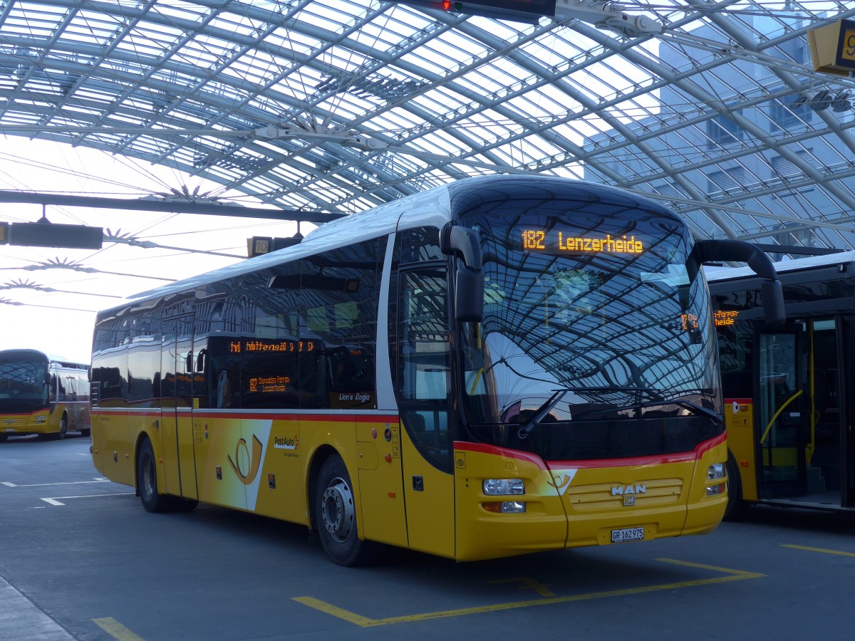 (168'094) - PostAuto Graub�nden - GR 162'975 - MAN am 29. Dezember 2015 in Chur, Postautostation