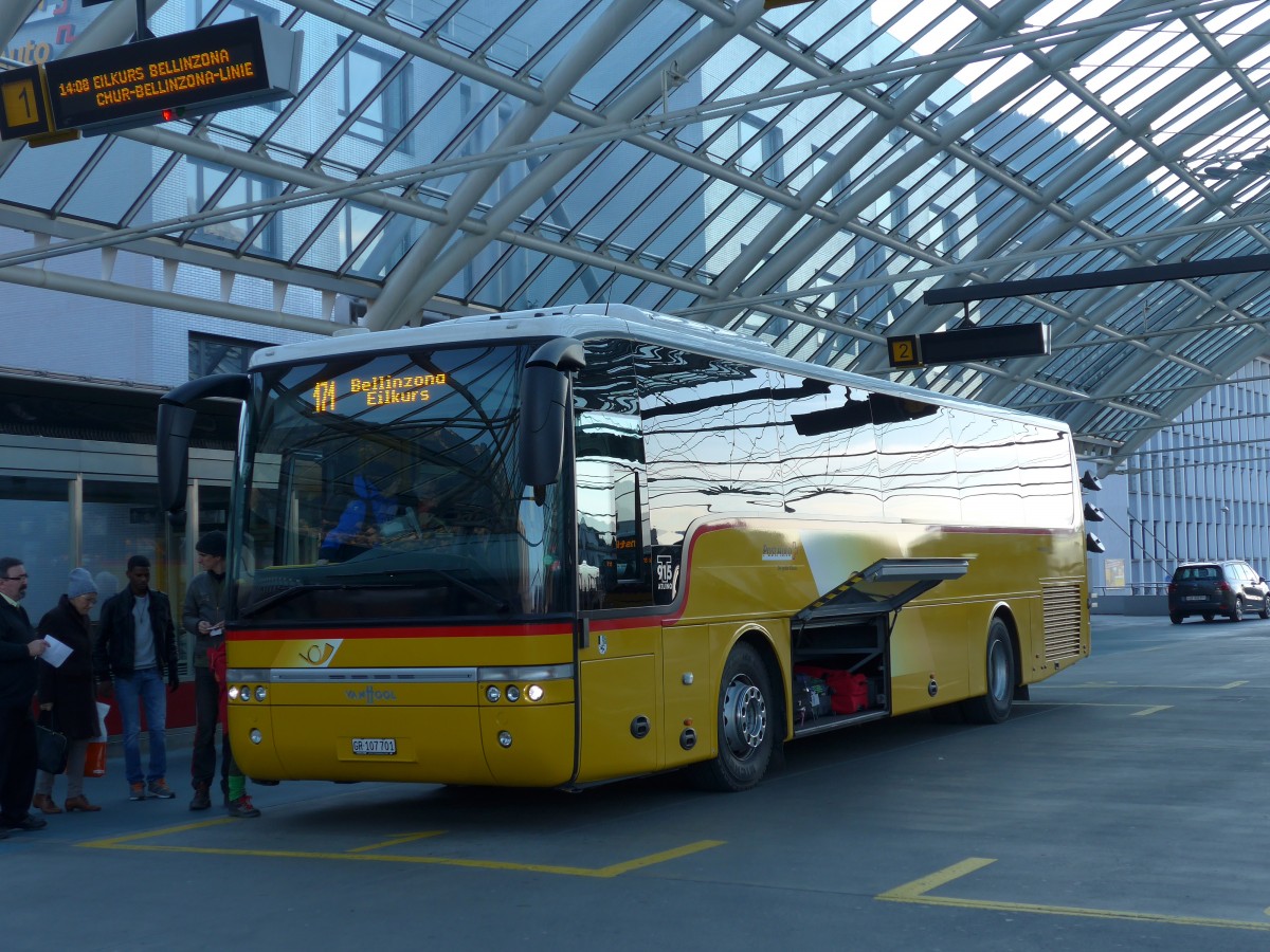 (168'106) - PostAuto Graub�nden - GR 107'701 - Van Hool am 29. Dezember 2015 in Chur, Postautostation