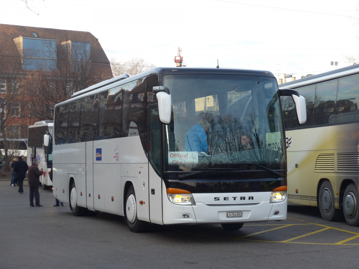 (168'109) - Hil�rio, Sch�tz - LU 254'802 - Setra (ex Marti, Kallnach) am 29. Dezember 2015 in Z�rich, Sihlquai